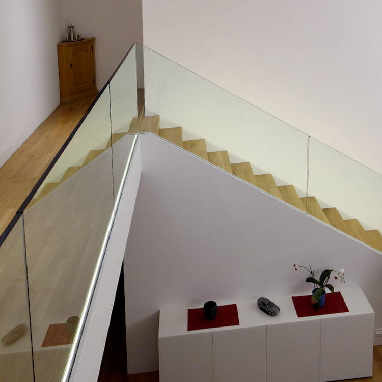 Holztreppe, Treppe modern mit Glas