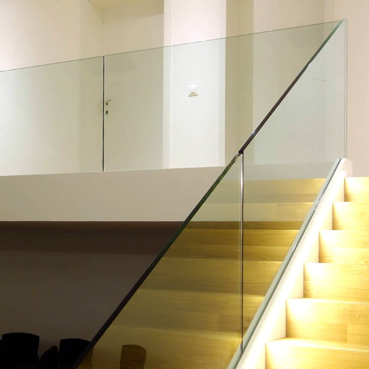 Holztreppe, Treppe kombiniert mit Glas
