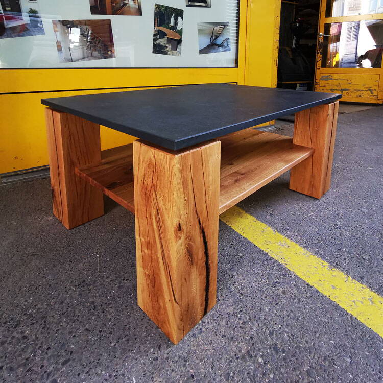 Holztisch mit Granitplatte